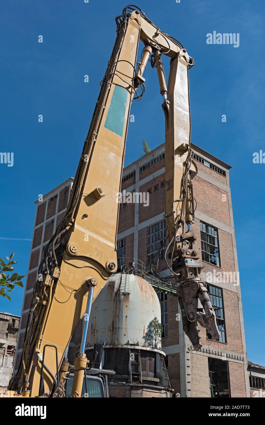 Pinze di demolizione su un escavatore su un sito in costruzione Foto Stock