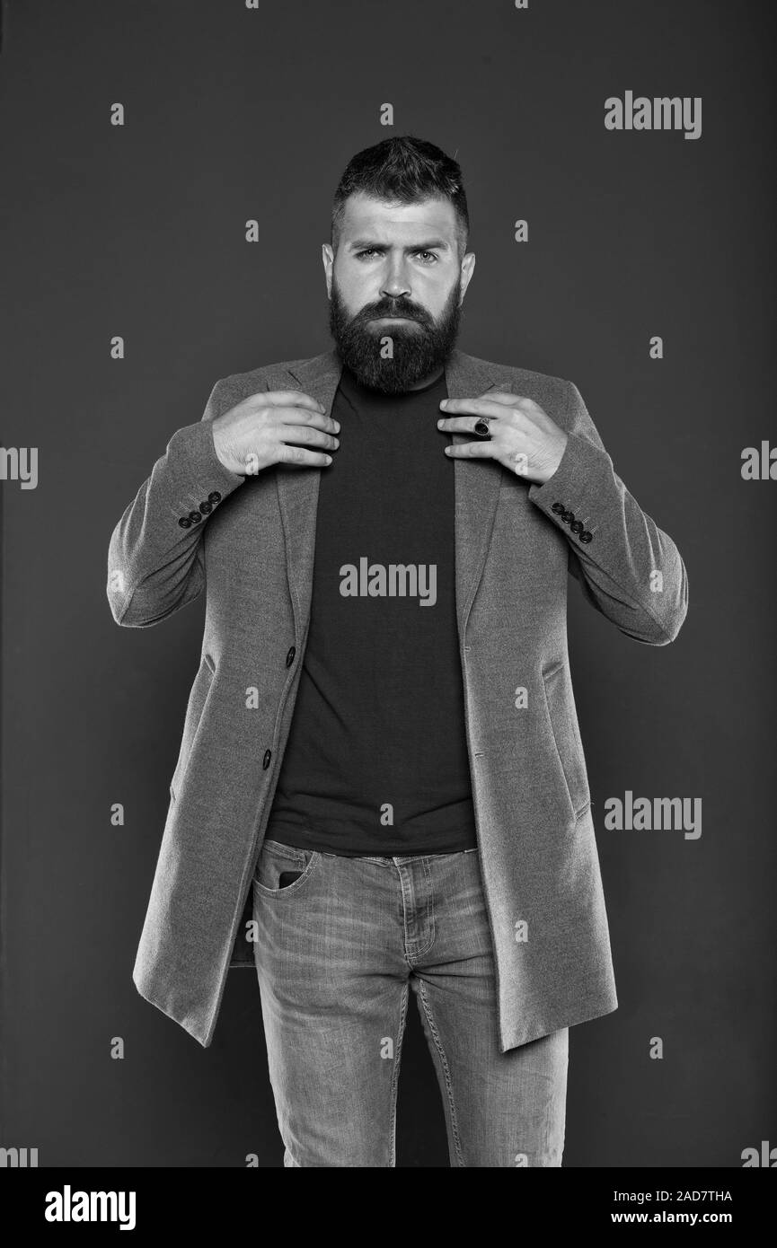 Aspetto maschile. Brutale hipster l'uomo. Hipster indossando un  abbigliamento informale. Hipster barba e taglio di capelli alla moda. Uomo  Barbuto trendy hipster stile. Stile monocromatico vestito. Elegante ma  moderno. Abbigliamento di moda