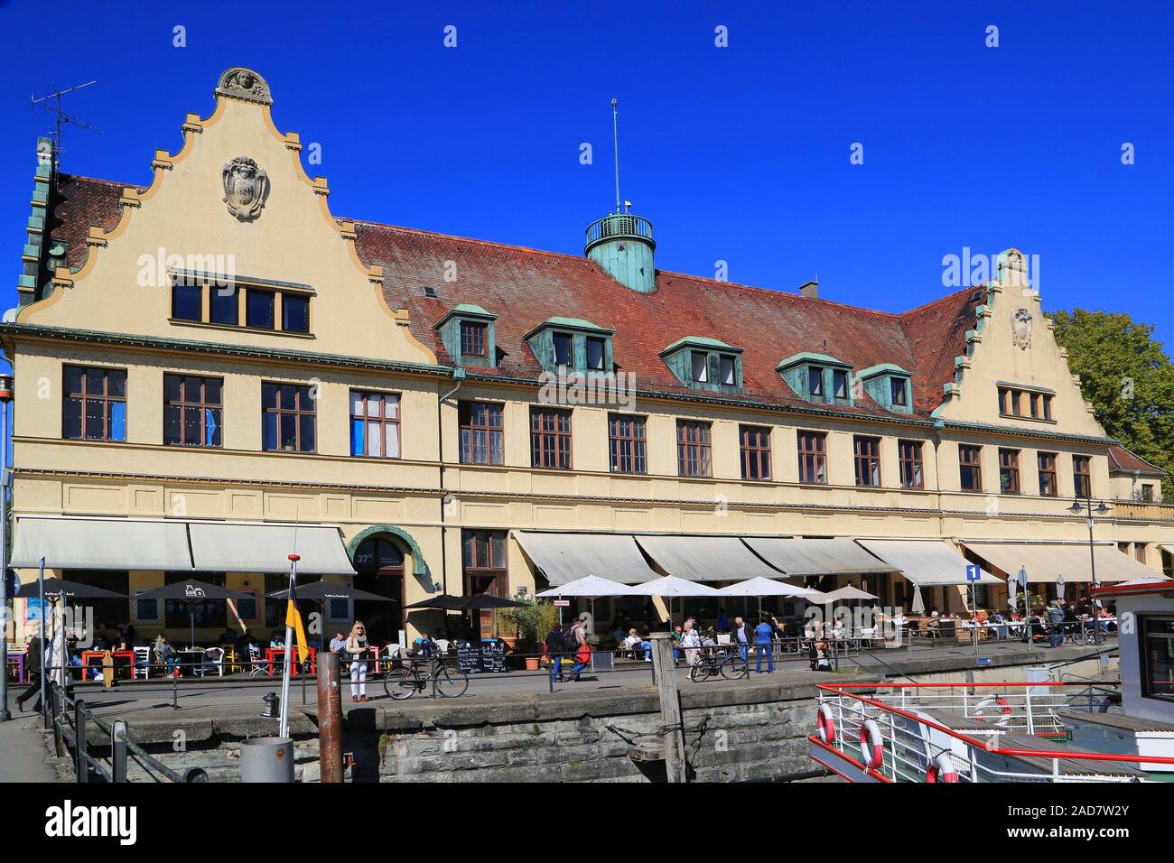 Lindau sul Lago di Costanza, passeggiata a lago con station building e sala di marmo Foto Stock