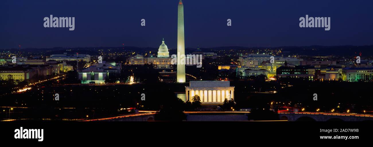 Edifici illuminata di notte, il Monumento a Washington, Washington DC, Distretto di Columbia, Stati Uniti d'America Foto Stock