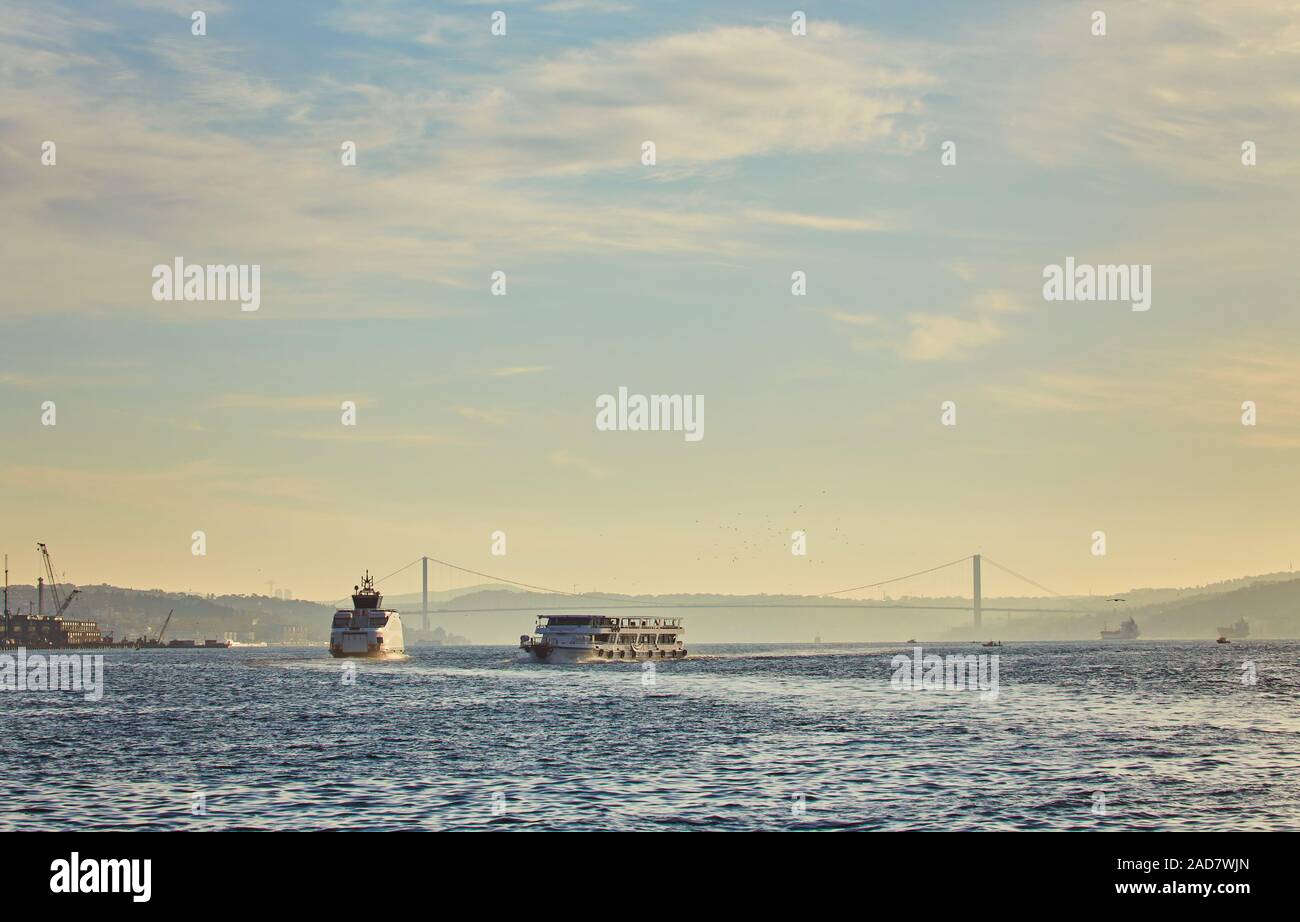 Il Bosforo con una città vecchia su uno sfondo di Istambul Foto Stock