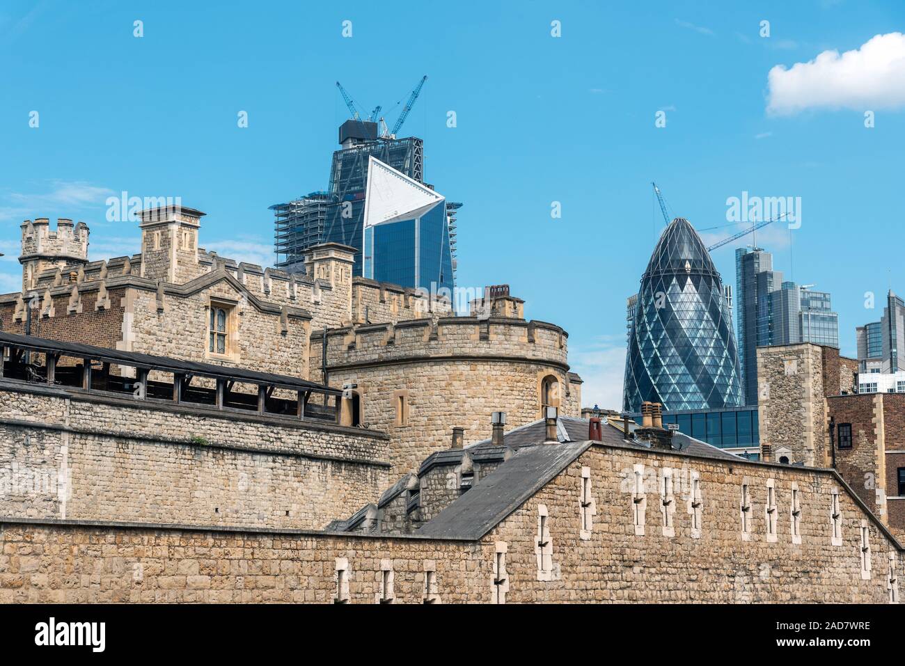 Dettaglio della Torre di Londra in una giornata di sole con i moderni grattacieli della città nella parte posteriore Foto Stock