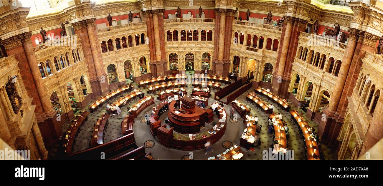 Angolo di alta vista di una biblioteca sala lettura, la Biblioteca del Congresso a Washington DC, Stati Uniti d'America Foto Stock