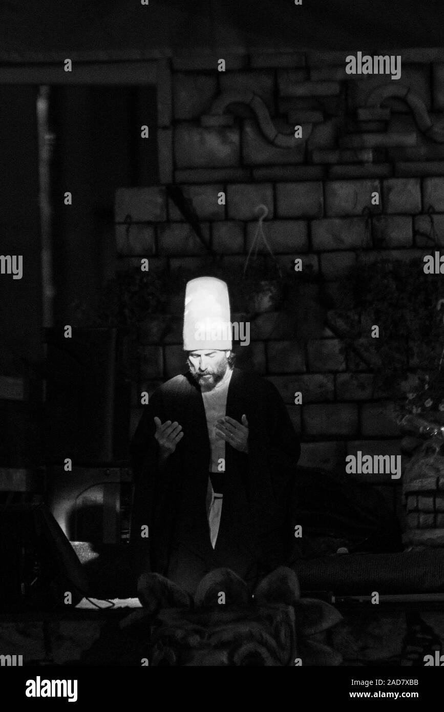 Il bagno turco whirling ballerini o whirling Sufi ballerini eseguono dei Mevlevi (derviscio armato) sema al festival LO SPIRITO DEL PIANETA Foto Stock