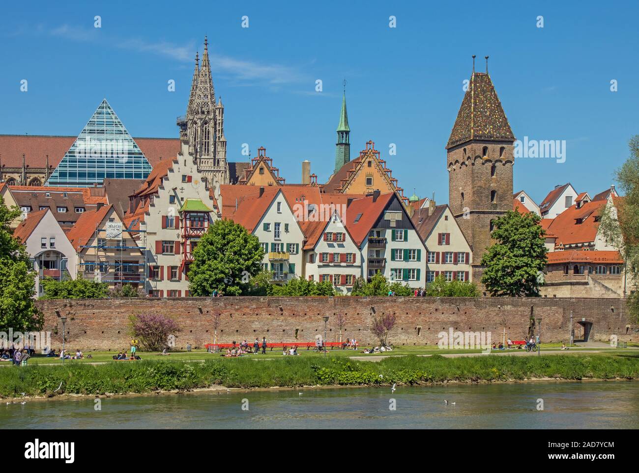 Ulm sul Danubio con mura, Minster e Metzgerturm Foto Stock