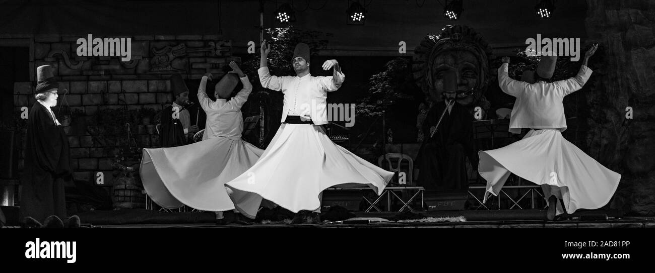Il bagno turco whirling ballerini o whirling Sufi ballerini eseguono dei Mevlevi (derviscio armato) sema al festival LO SPIRITO DEL PIANETA Foto Stock
