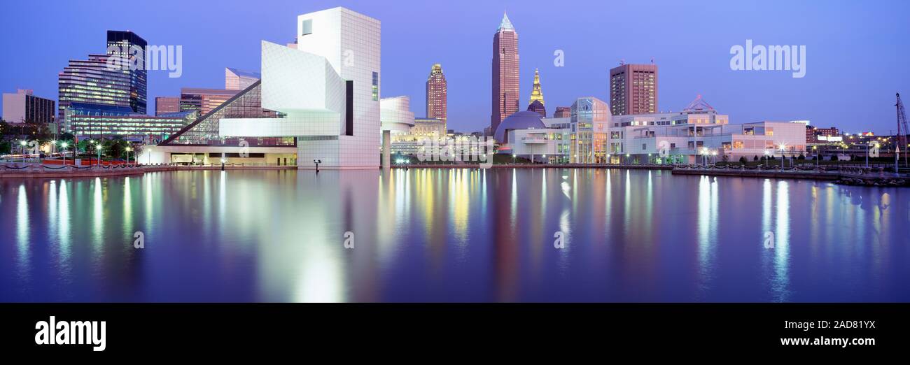 Vista notturna di Rock and Roll Hall Of Fame, Cleveland, USA Foto Stock