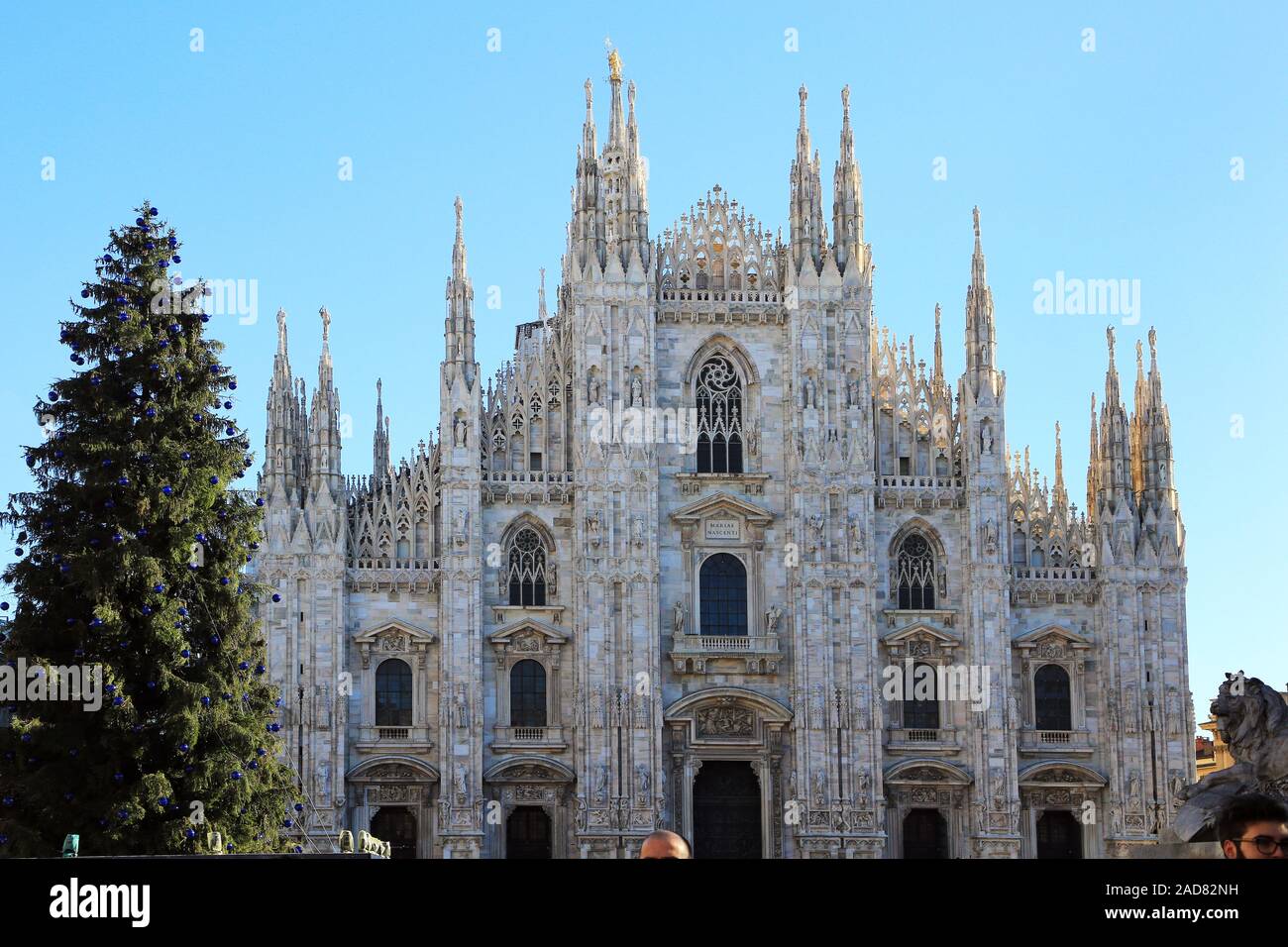 Milano, facciata del Duomo di Milano con albero di Natale Foto Stock