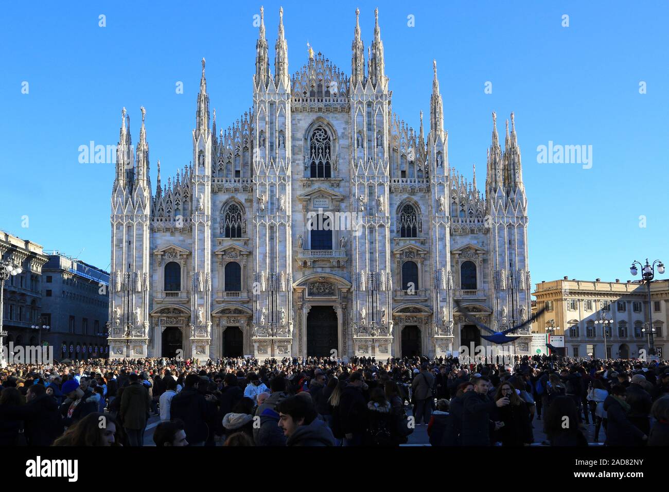 Milano, folle di visitatori davanti alla facciata del Duomo di Milano Foto Stock