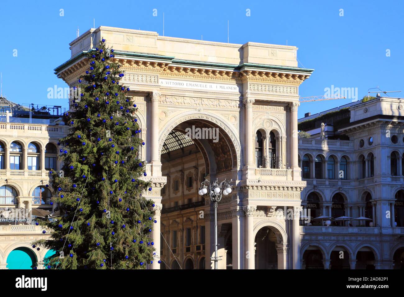 Milano, Italia, ingresso alla Galleria Vittorio Emanuele II con albero di Natale Foto Stock