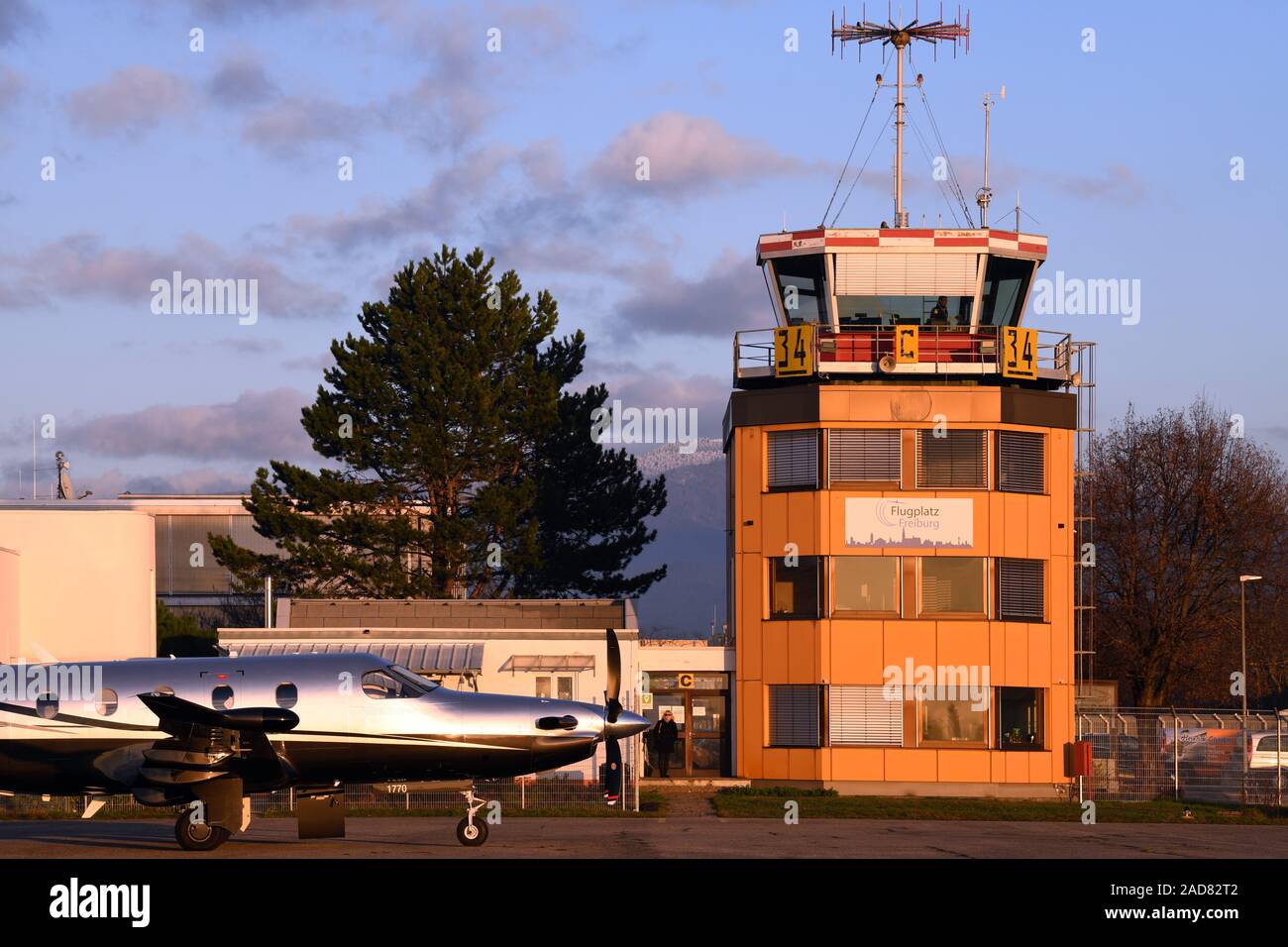 Aviosuperficie di Friburgo EDTF con torre, aeromobili d'affari e del controllo del traffico aereo Foto Stock