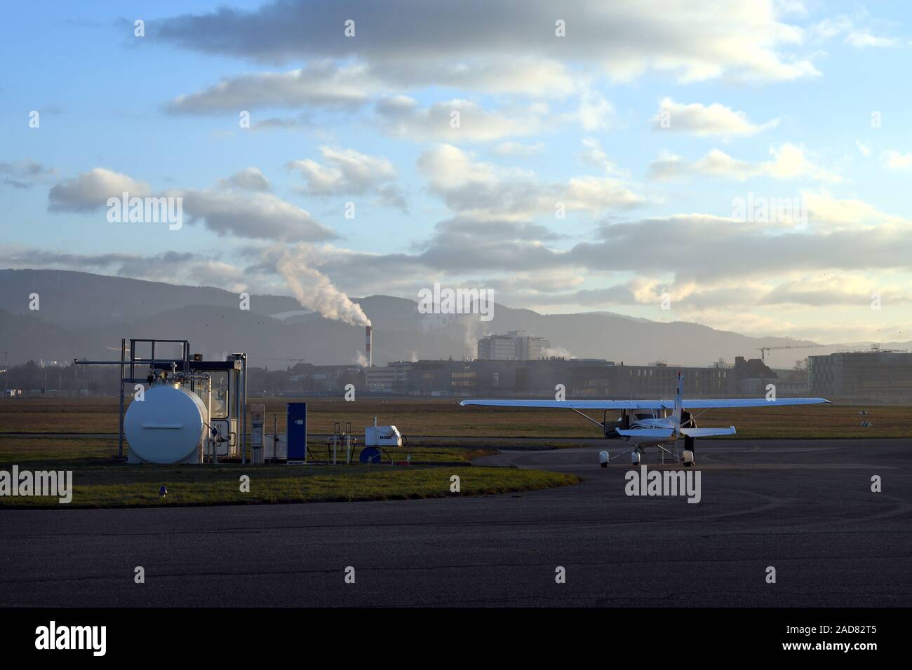 Aeroporto di Friburgo EDTF con stazione di benzina e aereo leggero Cessna 150 Foto Stock