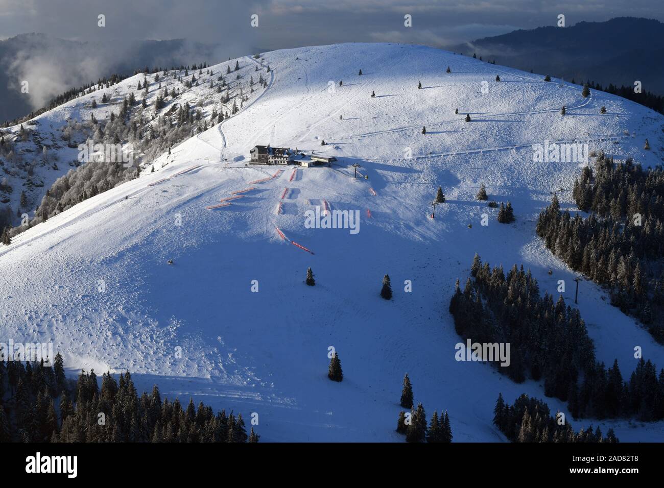 Coperte di neve Belchen nella Foresta Nera del sud con Belchenhaus Foto Stock
