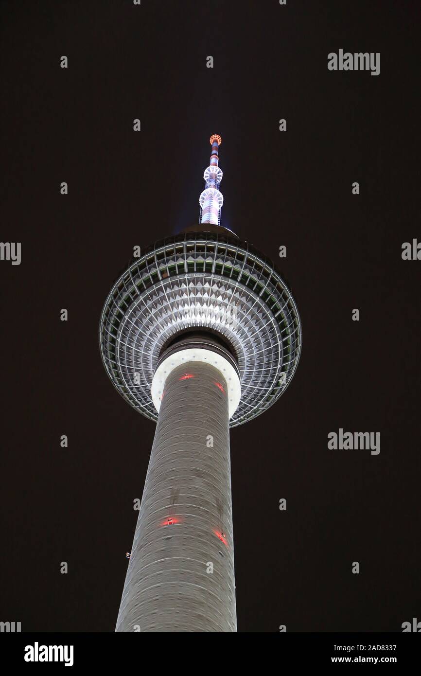 Berlino, la torre della televisione di notte Foto Stock