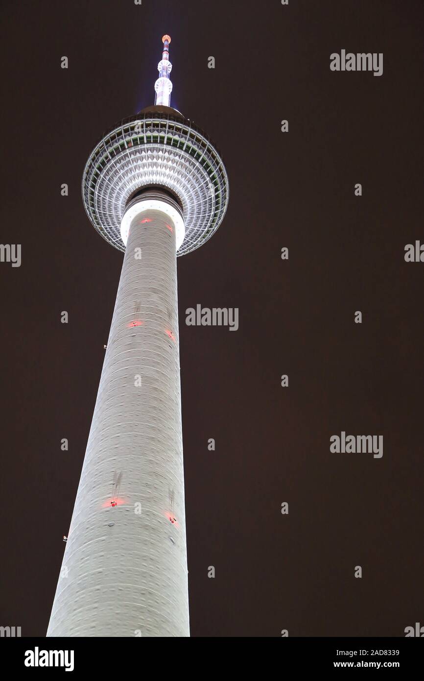 Berlino, la torre della televisione di notte Foto Stock