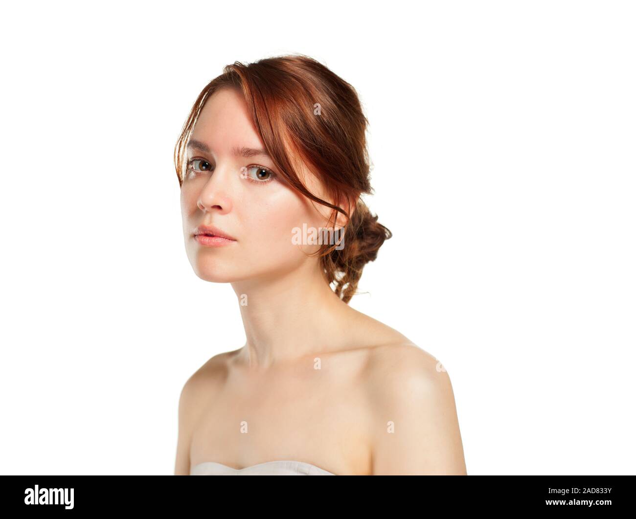 Casual ritratto di bella donna isolato su sfondo bianco in studio. Foto Stock