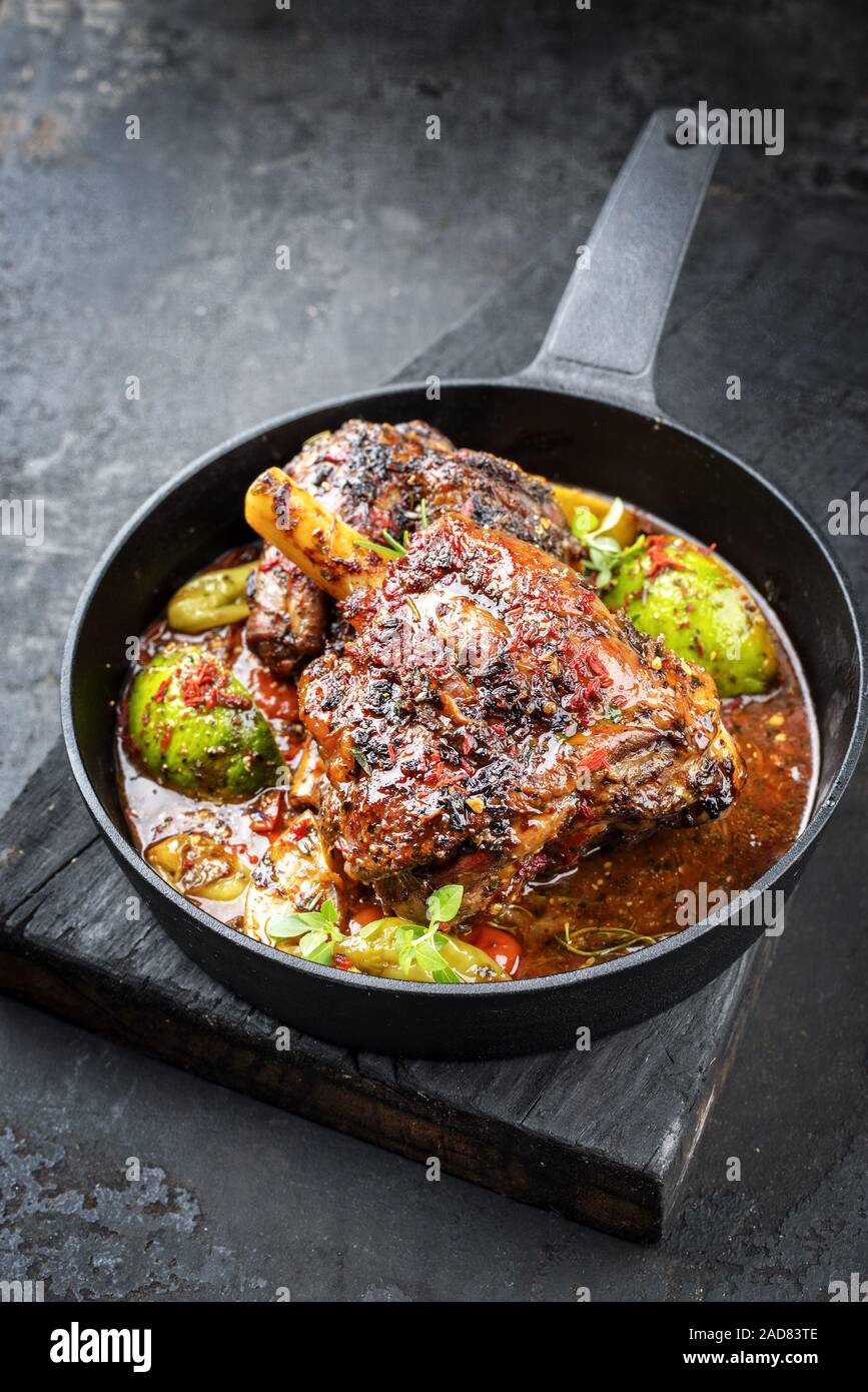 Un pezzo di carne alla griglia in una padella di ghisa con verdure, primo  piano Foto stock - Alamy