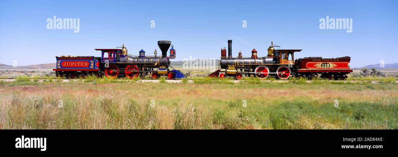 Due motori a vapore su un binario ferroviario, Giove e 119, Golden Spike National Historic Site, Utah, Stati Uniti d'America Foto Stock