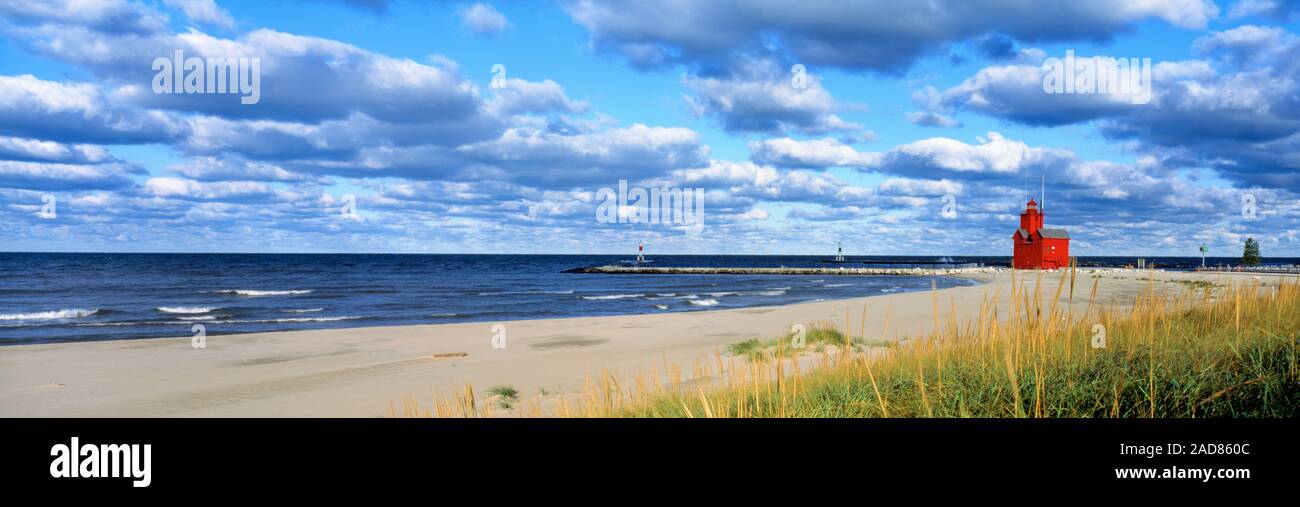 Vista Lago e spiaggia con faro, Olanda, Michigan, Stati Uniti d'America Foto Stock