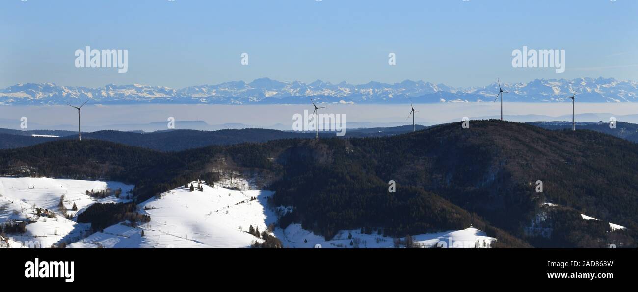 Rohrenkopf wind farm vicino a Gersbach nella Foresta Nera del sud. Vista delle Alpi Svizzere. Foto Stock