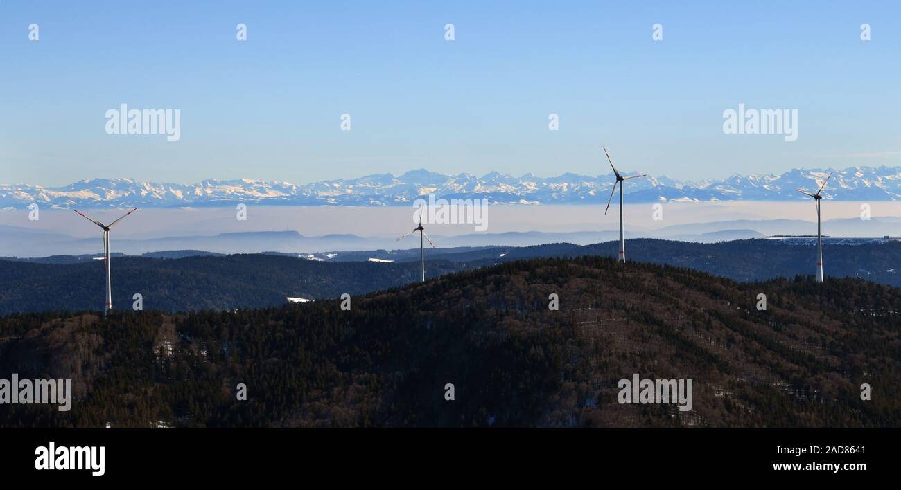 Rohrenkopf wind farm vicino a Gersbach nella Foresta Nera del sud. Vista delle Alpi Svizzere. Foto Stock