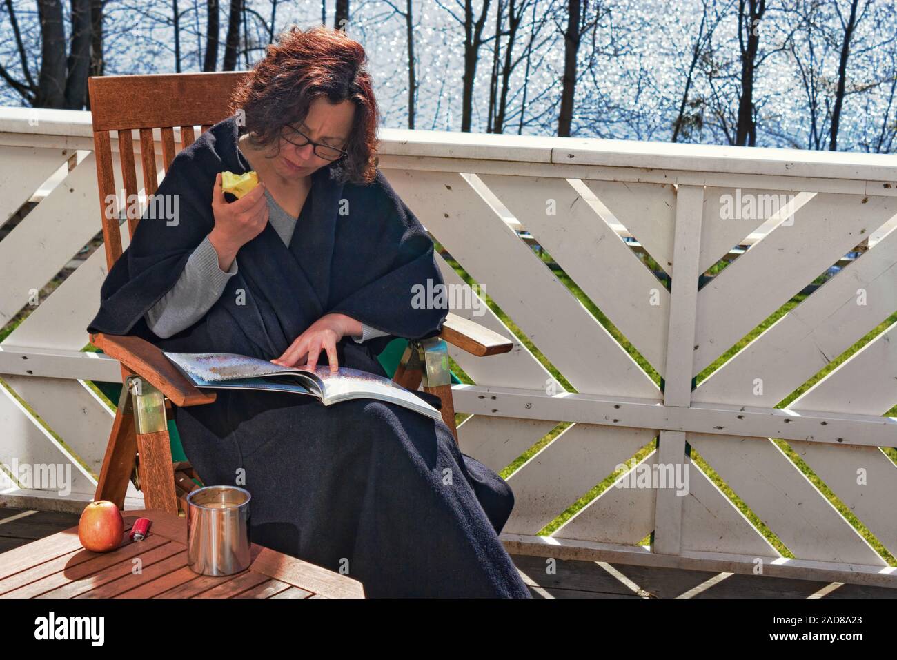 Donna che legge Foto Stock