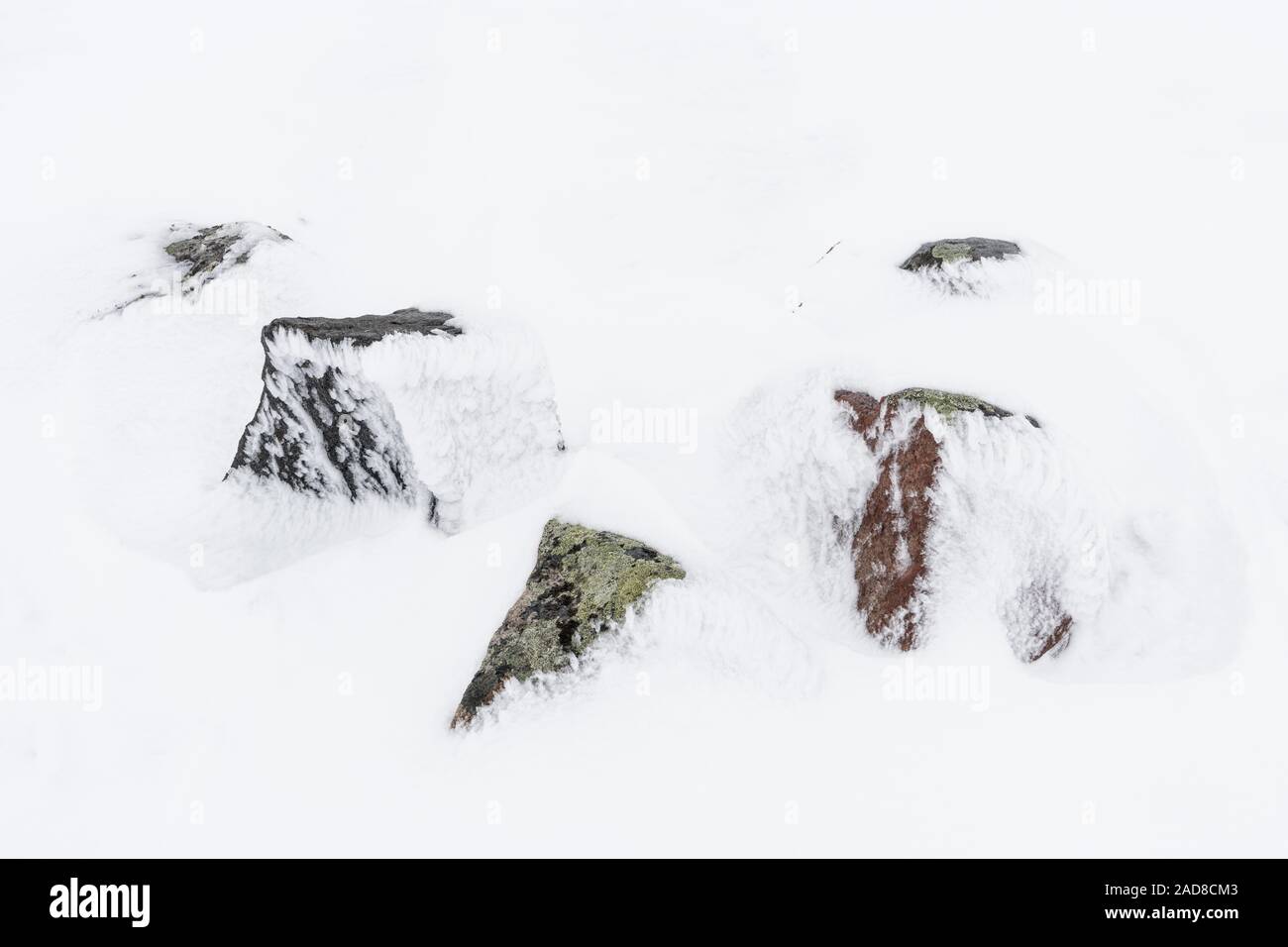 Coperta di neve rocce, Dundret riserva naturale, Gellivare, Lapponia, Svezia Foto Stock