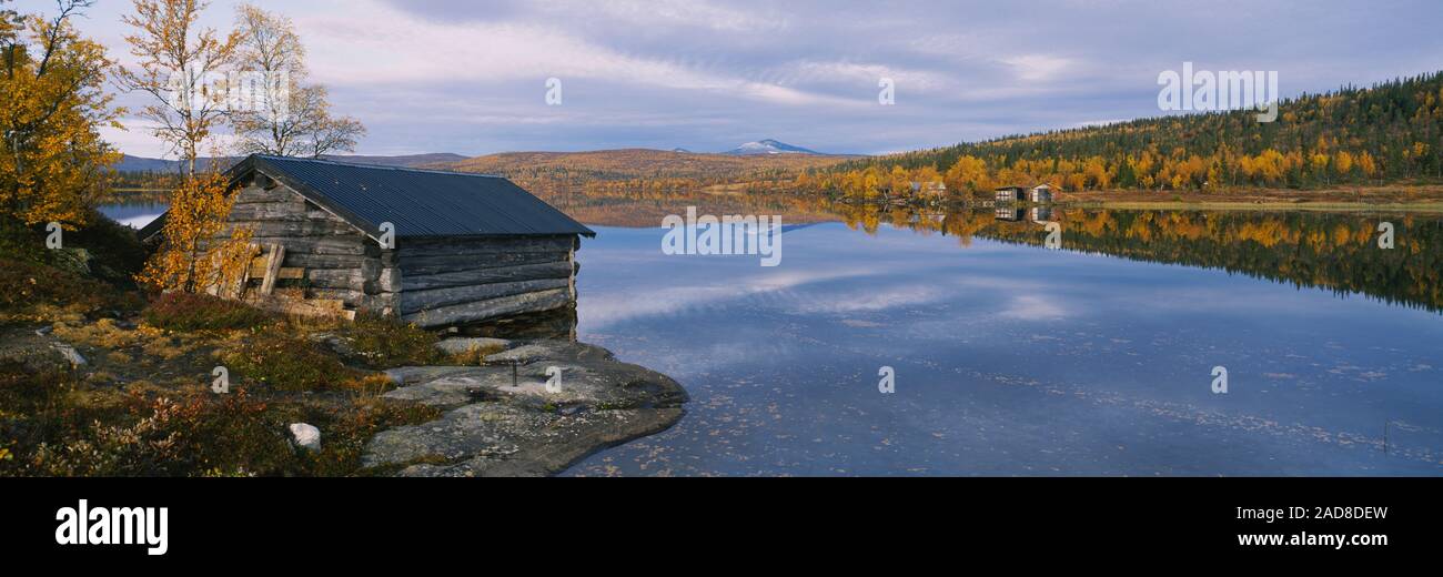 Capanna in legno sulla riva del lago, Svezia Foto Stock