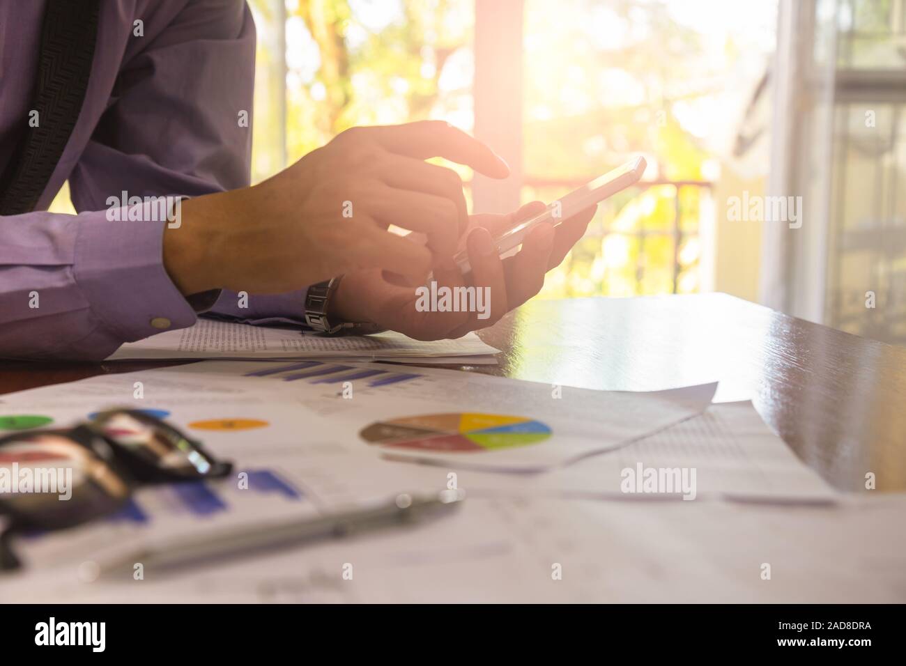 Imprenditore o contabile che lavora sulla calcolatrice per calcolare i dati aziendali concetto. Contabilità,investment advisor consulting situazione del financia Foto Stock