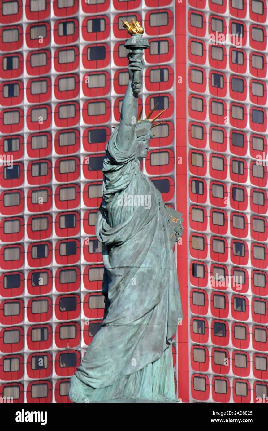 Statua della libertà di fronte facciata di colore rosso Foto Stock