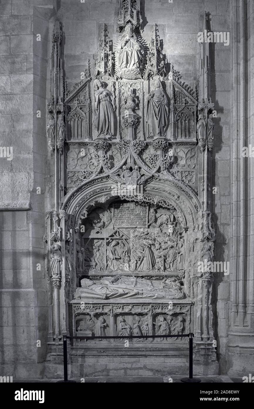 Parete ricoperta con il sepolcro, fiorito pala d altare gotico del XV secolo, Simón de Colonia e Gil de Siloé. Cappella di Santa Ana. La Cattedrale di Burgos, Spagna. Foto Stock