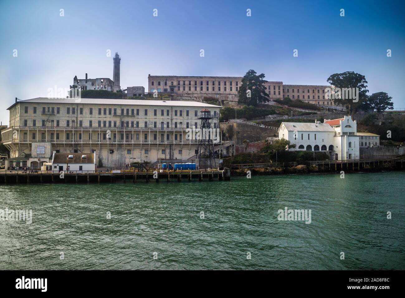 La vista dell'Isola di Alcatraz da un traghetto facendo una crociera della baia Foto Stock