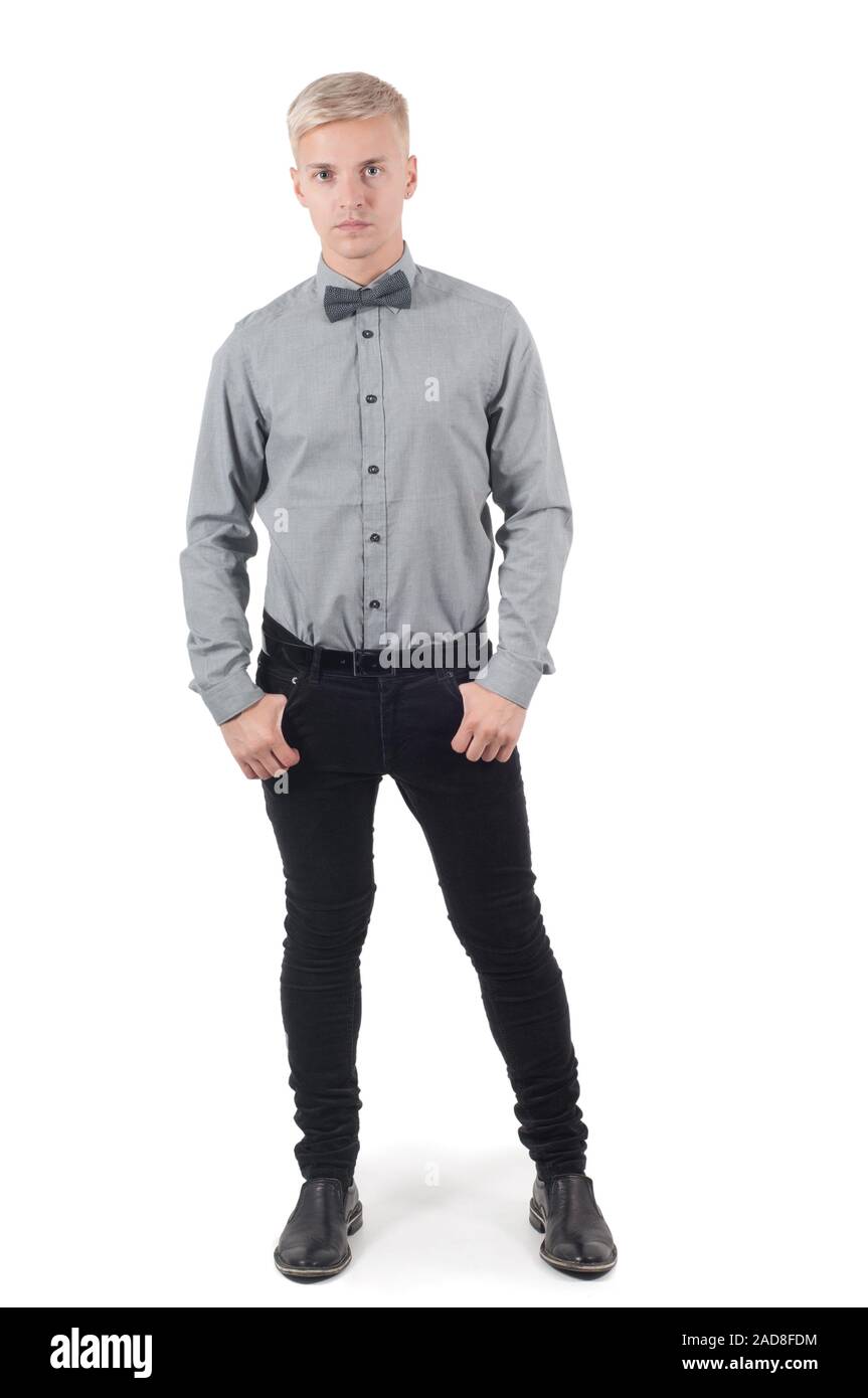 Maschio grigio in maglietta e bow tie-in piedi Foto Stock