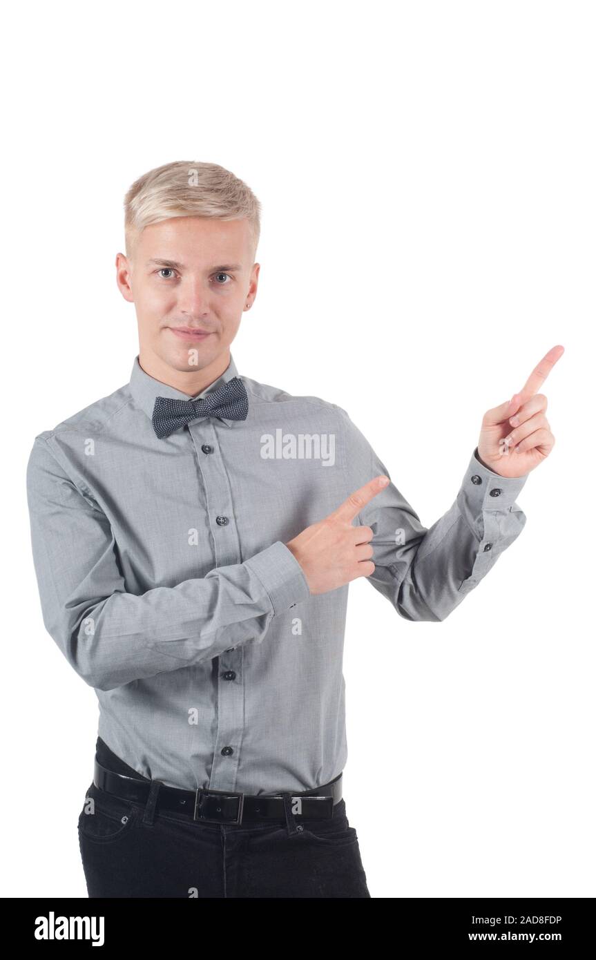 Uomo in camicia e bow tie-dispositivo di puntamento con le sue dita, isolato Foto Stock