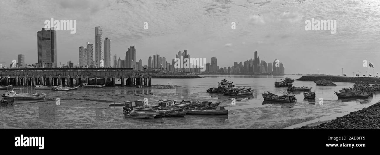 Una vista panoramica dello skyline della città di Panama in bianco e nero Foto Stock