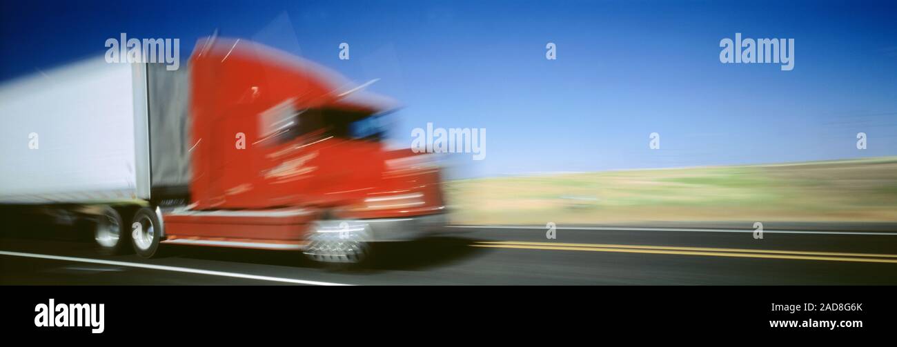 Carrello con motion blur su autostrada, nello Stato di Washington, USA Foto Stock