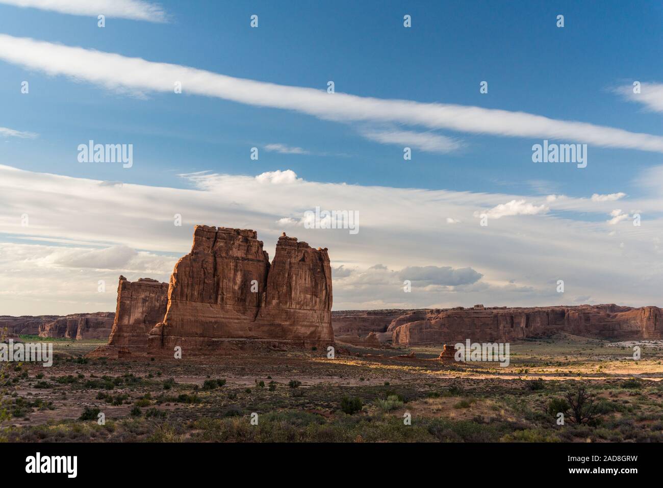 Courthouse Towers. Un paesaggio del deserto al tramonto con le formazioni rocciose a sfondo, Arches National Park, STATI UNITI D'AMERICA Foto Stock