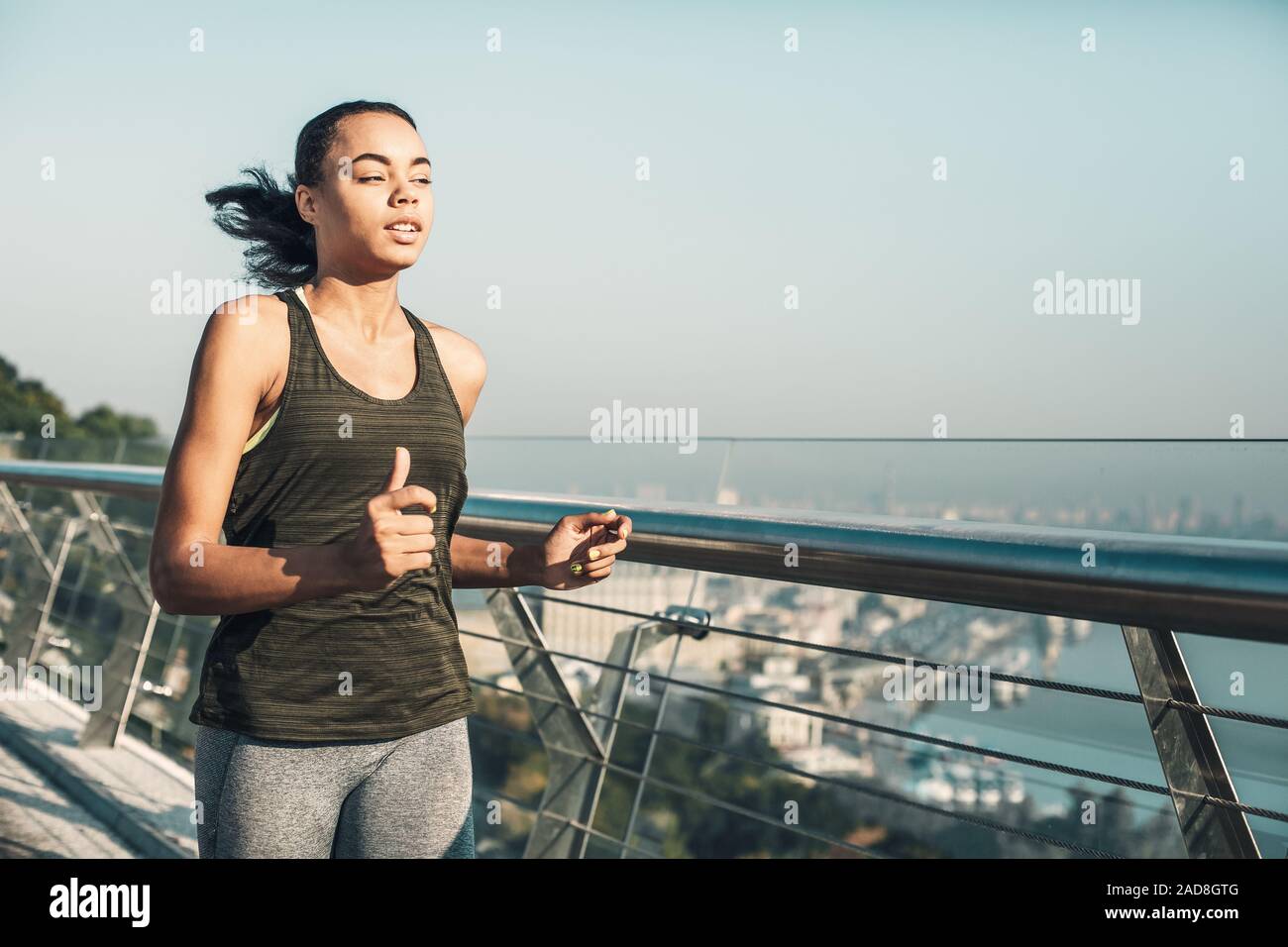 Runner entusiasta sul ponte sulla giornata di sole stock photo Foto Stock