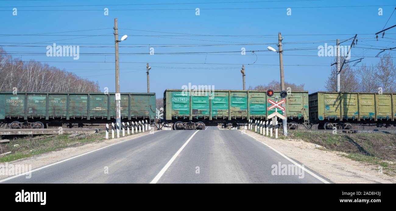 Incrocio ferroviario senza una barriera Foto Stock