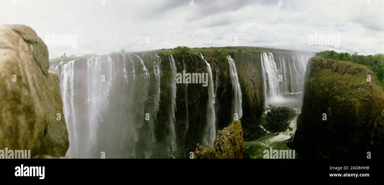 L'acqua che cade in un fiume, Victoria Falls, Zimbabwe Africa Foto Stock