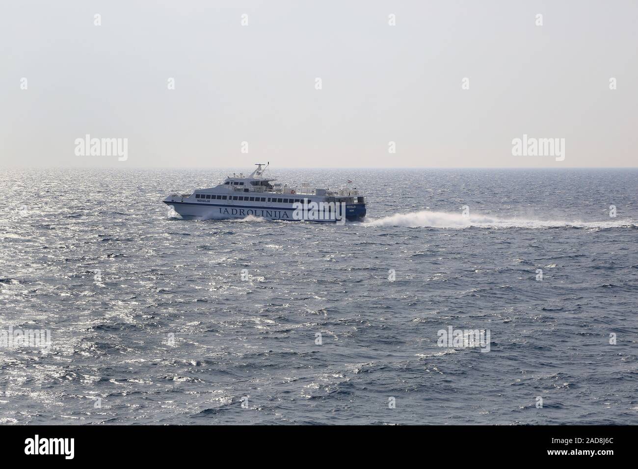 Traghetto Novalja della società Jadrolinija nel Mare Adriatico croato prima di Split Foto Stock