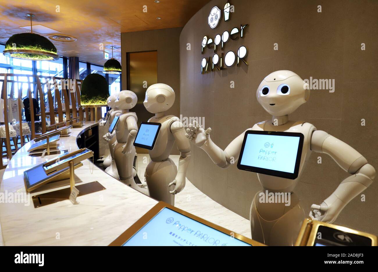 Tokyo, Giappone. 3 dicembre, 2019. Softbank il robot umanoide peperoni salutare i clienti alla reception del 'Pepe PARLOR' cafe a premere anteprima della Tokyu Plaza Shibuya complesso per lo shopping a Tokyo il Martedì, 3 dicembre 2019. Pepe e altri robot cafe di lavoro sarà aperto il 5 dicembre. Credito: Yoshio Tsunoda/AFLO/Alamy Live News Foto Stock