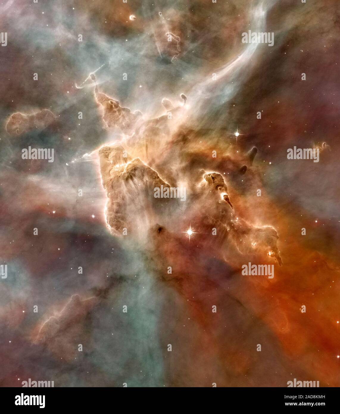 Una torreggiante 'montagna' del freddo gas idrogeno cucita con la polvere è il sito di nuova formazione stellare nella nebulosa carina. Il grande pilastro di gas viene erosa dalla radiazione ultravioletta dal neonato più calde stelle nella nebulosa. I nomi di oggetto: Carina Nebula, NGC 7332 Tipo di immagine: Credito astronomici per immagine di Hubble: la NASA, ESA, N. Smith (Università della California a Berkeley,), e il telescopio Hubble Heritage Team (STScI/AURA) Credito per CTIO Immagine: N. Smith (Università della California di Berkeley) e NOAO/AURA/NSF Foto Stock