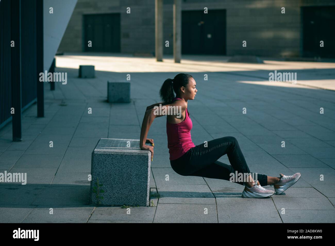 Concentrato donna sportivo all'aperto esercizio stock photo Foto Stock