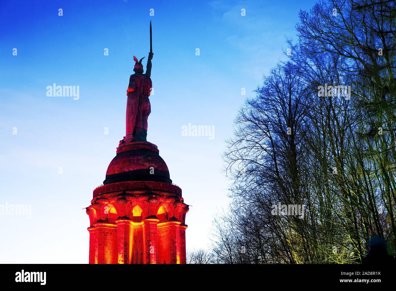 Illuminata, Hermannsdenkmal caso Hermann luci, di Detmold, in Germania, in Europa Foto Stock