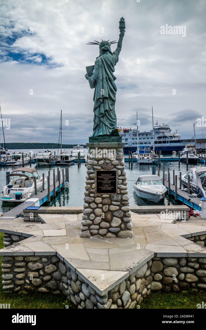 Un segno di impegno e lealtà statua in isola di Mackinac, Michigan Foto Stock