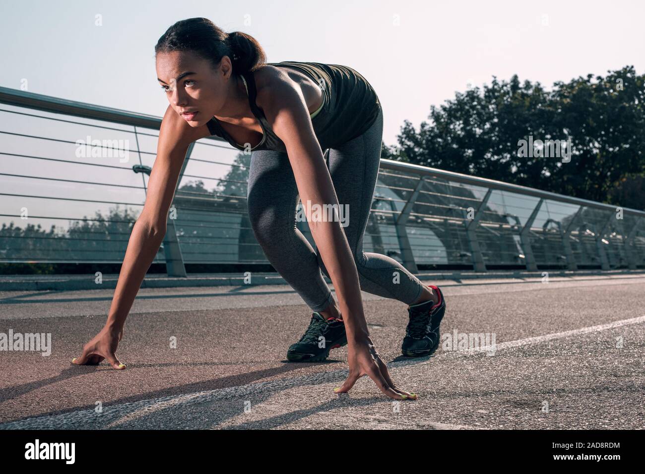 Fiducioso runner all'inizio guardando lontano stock photo Foto Stock