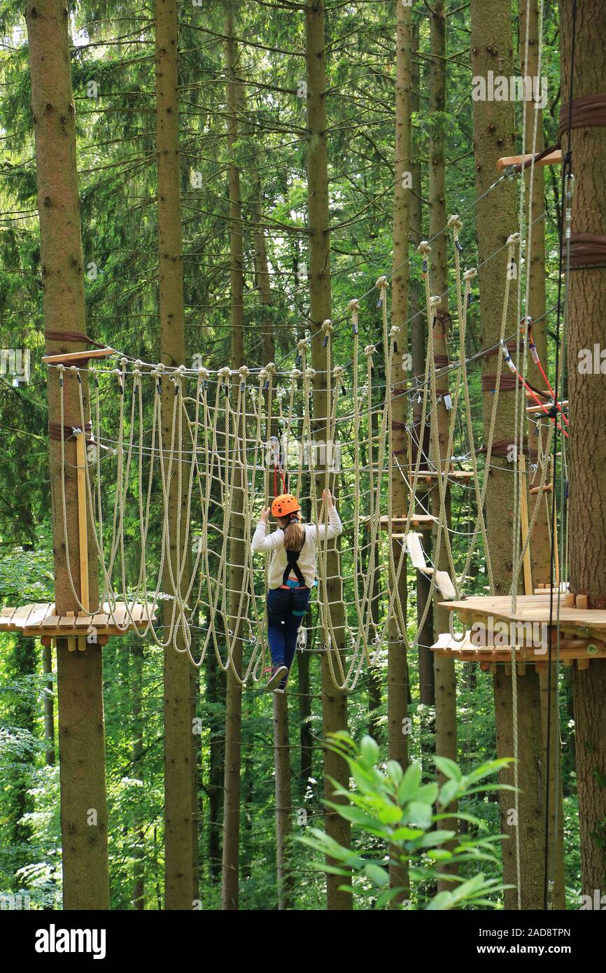 Foresta di arrampicata e corde alte corso Foto Stock