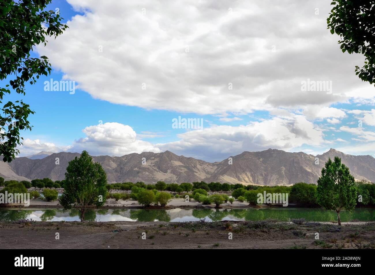 L'Himalaya riflettono in Yarlung Zangbo fiume nella valle Bharma, Tibet. Foto Stock