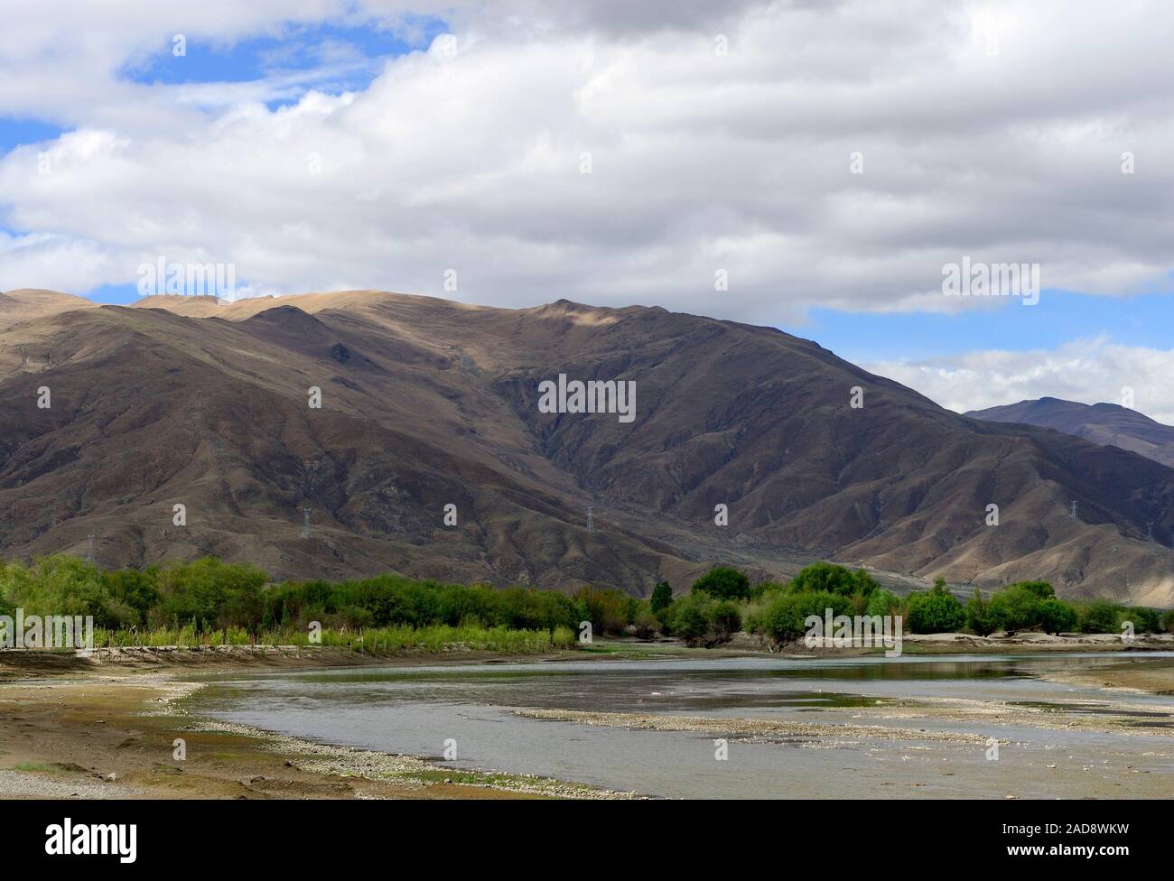 Il Yarlung Zangbo fiume scorre alla base della montagna himalayana in Valle Bharma nella regione autonoma del Tibet, Cina. Foto Stock
